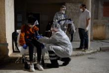 Des Marins-Pompiers de Marseille examinent une femme de 19 ans, soupçonnée d'être infectée par le nouveau coronavirus, dans un dispensaire à Marseille, le 6 avril 2020
