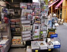 Kiosque à journaux parisien le 9 septembre 2005