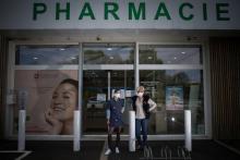 Deux pharmaciennes, Elodie et Béatrice, posent devant leur commerce, le 8 avril 2020 à Savenay Loire-Atlantique)