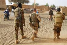 Des soldats de l'opération antijihadiste Barkhane à Menaka, au Mali, le 21 mars 2019