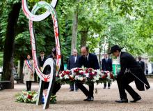 Le Premier ministre Edouard Philippe dépose une gerbe au Jardin du Luxembourg, le 10 mai 2020 en petit comité pour les commémorations de l'abolition de l'esclavage