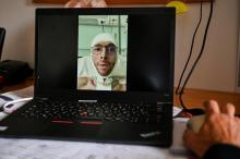 Une personne regarde, le 22 mai 2020 à Lyon la vidéo de Géraud Bournet qui s'est filmé avec ses bandages et sa trachéotomie, le 9 mai 2020 au Centre médical de l'Argentière, à Aveize, dans le Rhône
