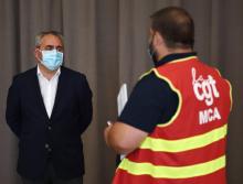 Xavier Bertrand s'entretient avec un employé de Renault MCA Maubeuge, à Feignies dans le Nord le 26 mai 2020
