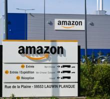 A l'entrée du site de logistique d'Amazon à Lauwin-Planque, dans le nord de la France, le 16 avril 2020