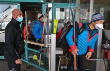 Les premiers skieurs embarquent dans le téléphérique de l'Aiguille du Midi après sa réouverture, le 16 mai 2020