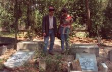 Des proches se recueillent devant les tombes profanées au cimetière de Carpentras, le 11 mai 1990
