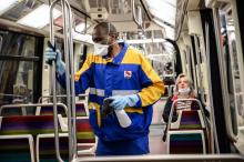Un agent de nettoyage désinfecte une rame de métro à Paris, le 4 mai 2020
