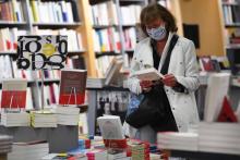 Une cliente regarde un livre dans une librairie à Brest, le 11 mai 2020