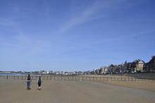 Les derniers promeneurs sur la plage de Saint Malo avant le confinement, le 17 mars 2020