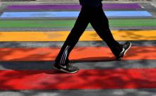 Un passage piétons aux couleurs de l'arc-en-ciel, lors de la journée internationale contre l'homophobie, la transphobie et la biphobie en mai 2018 à Périgueux