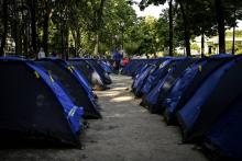 Des tentes de migrants le long du Bassin de La Villette, le 27 mai 2020 à Paris
