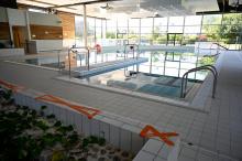 Préparatifs en cours pour la réouverture prochaine à la piscine de "La conterie", à Chartres-de-Bretagne, en banlieue de Rennes, le 28 mai 2020