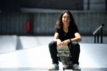 La skatebordeuse française Charlotte Hym pose pour un photographe avant de commencer de s'ntraîner, le 29 mai 2020 au CosaNostra Skate Park à Chelles, dans l'est parisien