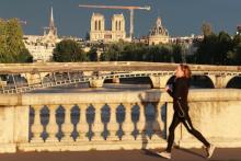 Une joggeuse à Paris, le 30 avril 2020