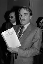 Jean Raspail, le 2 décembre 1986, alors qu'il vient de recevoir le prix Chateaubriand pour son livre "Qui se souvient des Hommes..."