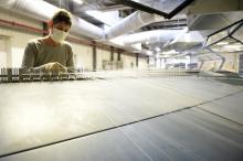 Une employée de l'usine Tenthorey travaille sur un métier à tisser, le 11 juin 2020 à Eloyes, dans les Vosges