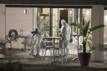 Des enquêteurs inspectent les lieux dans une brasserie à Ajaccio, le 8 juin 2020 après qu'un tireur masqué a fait deux blessés