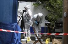 Des experts de la police judiciaire sur une scène de crime où un homme a été abattu à la terrasse d'un café le 18 juin 2020 dans le centre d'Ajaccio en Corse