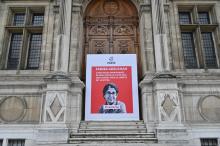 Le portrait de la chercheuse franco-iranienne Fariba Adelkhah devant l'Hôtel de Ville de Paris, le 5 juin 2020