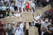 Des militants affichent un poster réclamant "du fric pour l'hôpital public"le 15 juin 2020 à Nantes