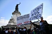 Manifestation en mémoire de George Floyd, place de la République à Paris, le 9 juin 2020