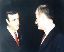 Rifaat al-Assad (G) et son frère, l'ancien président syrien Hafez al-Assad (D) en 1986