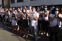 Applaudissement lors du passage de la marche blanche en hommage au conducteur de bus Philippe Monguillot, victime d'une agression mortelle, à Bayonne le 8 juillet 2020