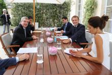 Réunion de travail entre le président Emmanuel Macron et Thomas Bach (g), celui du CIO, ainsi que le patron des Jeux de Paris Tony Estanguet, le 8 juillet 2020 au palais de l'Elysée