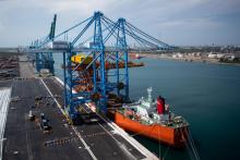 Un des nouveaux portiques géants arrivés cette semaine pour équiper le port de Marseille, le 23 juillet 2020, à Marseille