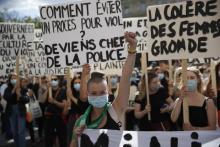 Des manifestantes devant l'Hôtel de ville de Paris le 10 juillet 2020