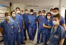 Le médecin en chef militaire Mathieu et son équipe à l'unité de soins intensifs à l'hôpital Percy à Clamart, près de Paris, le 26 juin 2020