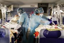 Des patients et des soignants dans un TGV lors d'une évacuation de malades du Covid-19 entre Paris et la Bretagne