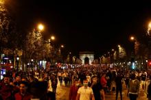 Des supporters du PSG sur les Champs-Elysées dimanche 22 août, après la défaite de leur équipe en Ligue des Champions