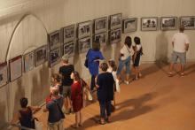 Des visiteurs admirent des photos au festival "Visa pour l'image" en septembre 2017 à Perpignan