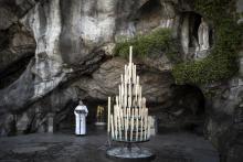 Mgr Ribadeau-Dumas lors d'une messe à la grotte de Lourdes le 9 avril 2020