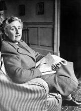 Agatha Christie pose chez elle, dans le Devonshire, en 1946
