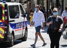 Des habitants masqués de la Métropole de Lille dans le nord de la France, le 30 juillet 2020