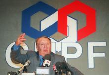Le président du CNPF Jean gandois lors d'une conférence de presse où il a annoncé sa démission de la présidence du CNPF, le 13 octobre 1997 à Paris