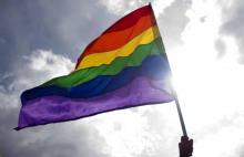 Au moins six personnes ont été arrêtées lundi après avoir brandi un drapeau arc-en-ciel LGBT lors d'