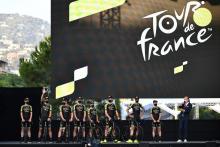 Les coureurs de Team Mitchelton lors de la présentation des équipes deux jours avant le départ du Tour de France, le 27 août 2020 à Nice