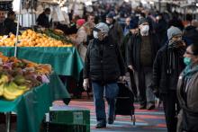 Des personnes font leurs courses au marché de Barbès, le 18 mars 2020 à Paris, au lendemain du début du confinement en France pour lutter contre le nouveau coronavirus