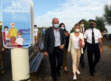 La ministre de la Transition écologique Barbara Pompili (c) en visite à Biarritz pour le lancement de la "charte pour des plages sans déchets plastiques", le 12 août 2020