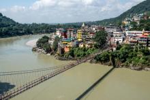 Le pont Lakshman Jhula qui surplombe le Gange, à Rishikesh (nord de l'Inde), le 2 octobre 2019