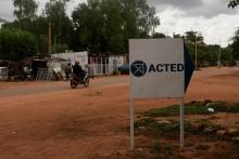 Le logo de l'ONG Acted à l'entrée de ses bureaux, le 10 août 2020 à Niamey, au Niger