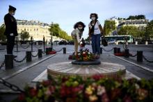 Des féministes fleurissent la tombe du Soldat inconnu, le 26 août 2020 à Paris, pour marquer le 50e anniversaire de la première manifestation du Mouvement de Liberation des Femmes (MLF) en hommage à l