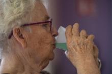 Une résidente de l'Ehpad "La Filature" boit un verre de menthe à l'eau pendant la canicule, le 11 août 2020 à Mulhouse (Haut-Rhin)