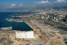 Vue aérienne le 26 août 2020 du port de Beyrouth et des silos de grains détruits après l'explosion du début du mois
