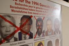 Les photos de Félicien Kabuga rayées d'un avis de recherche à Kigali après son arrestation, en mai 2020