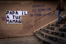 Une banderole "Papa a tué maman" collée sur un mur contre les violences faites aux femmes, le 25 novembre 2019 à Paris