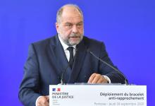 Le ministre de la Justice Eric Dupond-Moretti présente le bracelet anti-rapprochement, au tribunal de Pontoise, près de Paris, le 24 septembre 2020